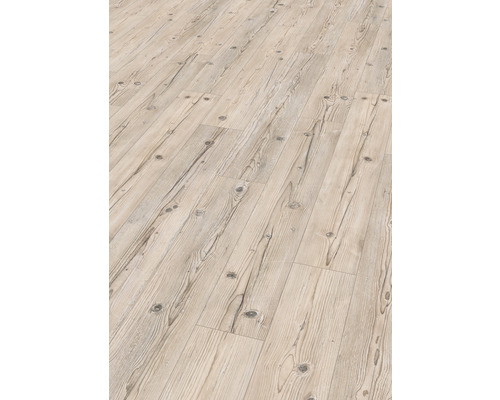 Položená laminátová podlaha so vzhľadom dreva