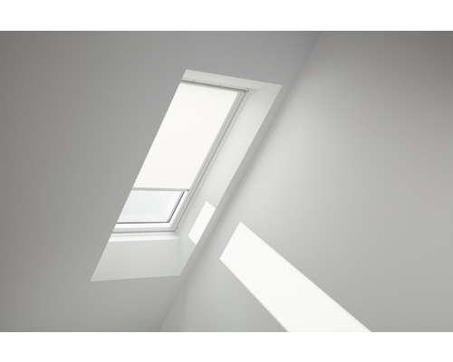 VELUX Roleta prepúšťajúca denné svetlo manuálna RFL C02 1028SWL biela Strešné okno s roletou vo svetlej miestnosti