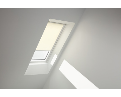 VELUX Roleta prepúšťajúca denné svetlo manuálna RFL C02 1086SWL béžová Strešné okno s roletou v svetlej miestnosti