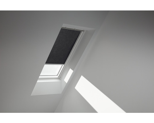 VELUX Roleta prepúšťajúca denné svetlo manuálna RFL C02 4069SWL čierna Strešné okno so zatemňovacou roletou v miestnosti
