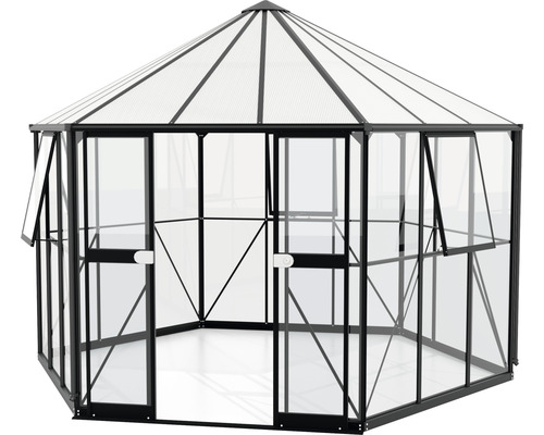 Osemuholníkový skleník s priehľadnými stenami a strechou.