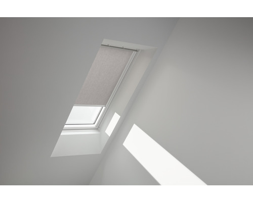 VELUX Roleta prepúšťajúca denné svetlo manuálna RFL C02 4161SWL sivá Strešné okno s roletou vo svetlej miestnosti