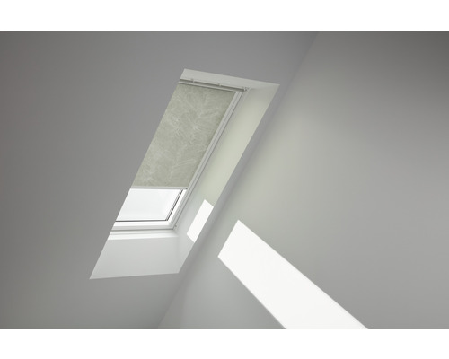 VELUX Roleta prepúšťajúca denné svetlo manuálna RFL C02 4165S zelená Strešné okno s roletou v svetlej miestnosti.