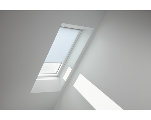 VELUX Roleta prepúšťajúca denné svetlo manuálna RFL C02 4166S modrá Strešné okno s roletou v svetlej miestnosti.
