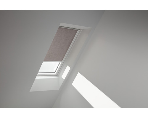 VELUX Roleta prepúšťajúca denné svetlo manuálna RFL C02 4167S hnedá Strešné okno s roletou v miestnosti