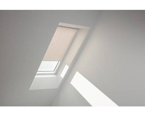 VELUX Roleta prepúšťajúca denné svetlo manuálna RFL C02 4169S hnedá Strešné okno s roletou vo svetlej miestnosti