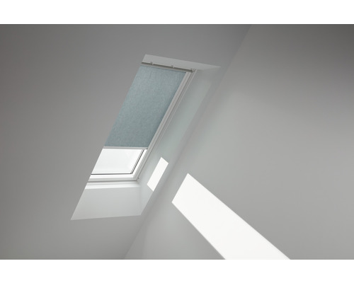 VELUX Roleta prepúšťajúca denné svetlo manuálna RFL C02 4170SWL modrá Strešné okno s roletou vo svetlej izbe
