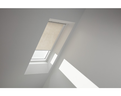 VELUX Roleta prepúšťajúca denné svetlo manuálna RFL C02 4171S krémová Strešné okno s roletou vo svetlej miestnosti.