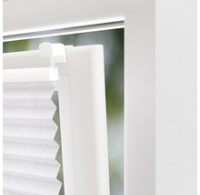 Detail bielej plisovanej žalúzie na okne