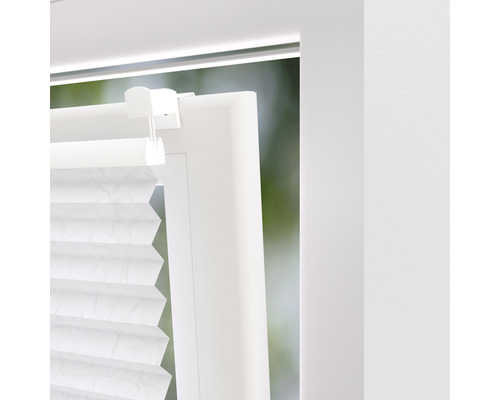 Detail bielej plisovanej žalúzie na okne