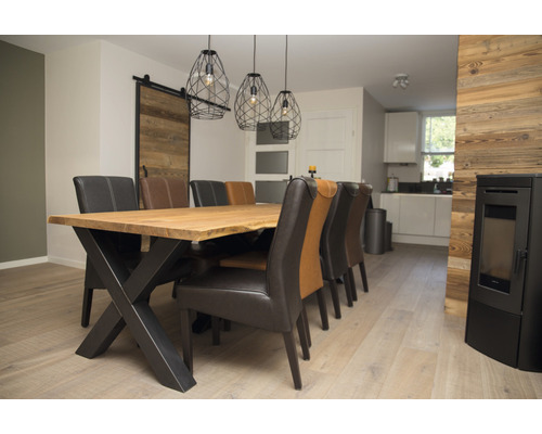 Jedáleň s jedálenským stolom, stoličkami a závesnými svietidlami