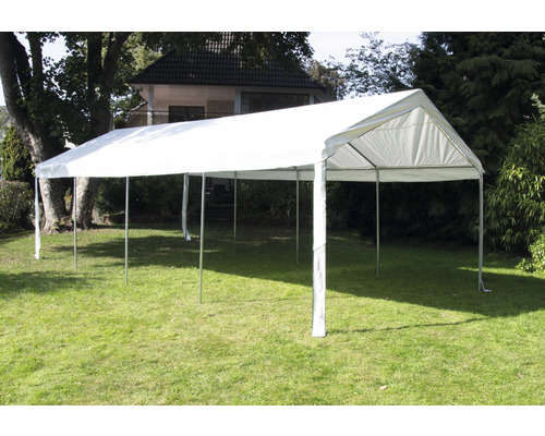 Biely párty stan na zelenej lúke