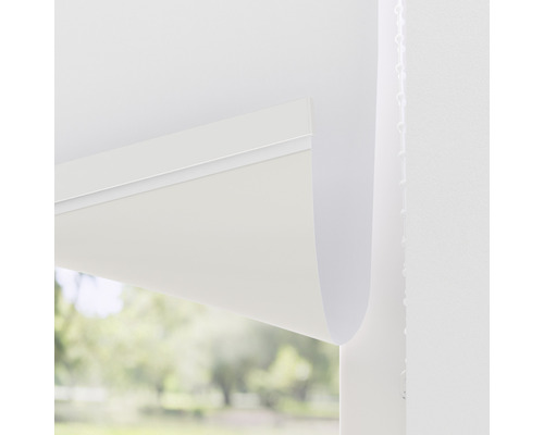 Roleta v okne so svetlou látkou