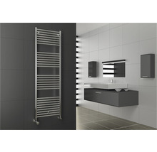 Kúpeľňa s radiátorom na uteráky, umývadlom so skrinkou, zrkadlom a nástennými skrinkami