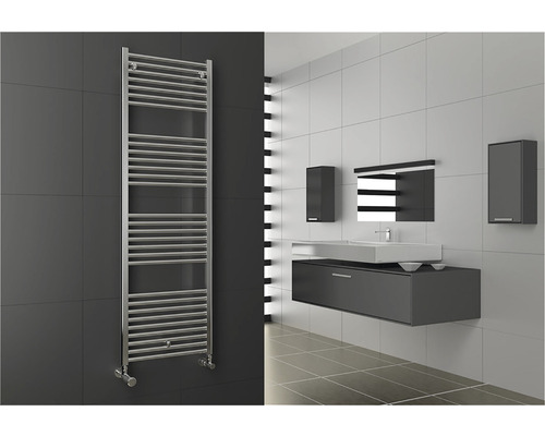 Kúpeľňa s radiátorom na uteráky, umývadlom so skrinkou, zrkadlom a nástennými skrinkami