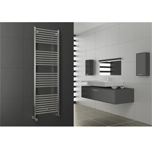 Moderná kúpeľňa s radiátorom na uteráky, umývadlom a zrkadlom