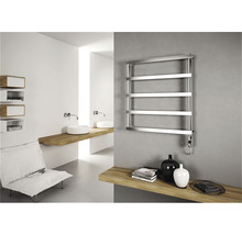 Moderná kúpeľňa s radiátorom na uteráky, umývadlami a policami