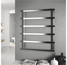 Kúpeľňa s vyhrievaným vešiakom na uteráky na sivej stene