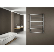 Moderná kúpeľňa s vaňou, umývadlami a ohrievačom uterákov