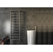 Moderná kúpeľňa s radiátorom na uteráky a umývadlom