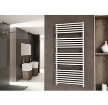 Moderná kúpeľňa s radiátorom na uteráky, umývadlami a sprchou.