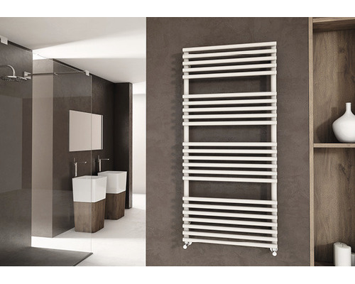 Moderná kúpeľňa s vykurovacím telesom, umývadlom a sprchou