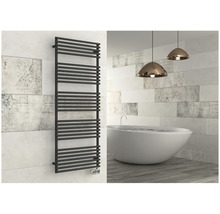 Kúpeľňa s radiátorom na uteráky, vaňou a závesnými svietidlami