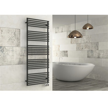 Kúpeľňová scéna s čiernym rebríkovým radiátorom na uteráky, vaňou a osvetlením