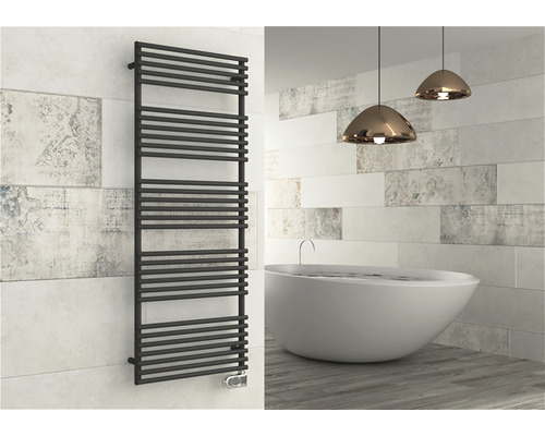 Kúpeľňová scéna s čiernym rebríkovým radiátorom na uteráky, vaňou a osvetlením