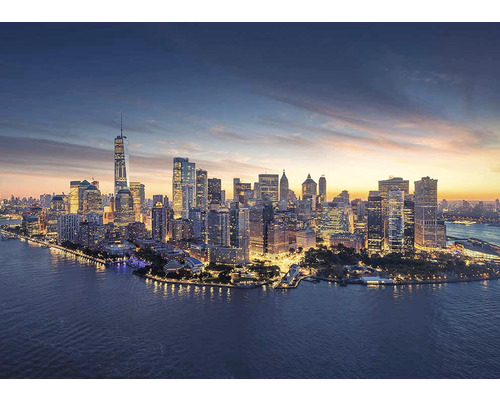 Panoráma New York City za súmraku s mrakodrapmi a vodou