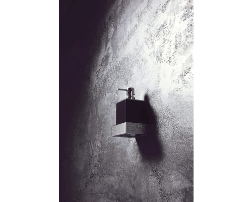 Nástenný dávkovač mydla v kúpeľni