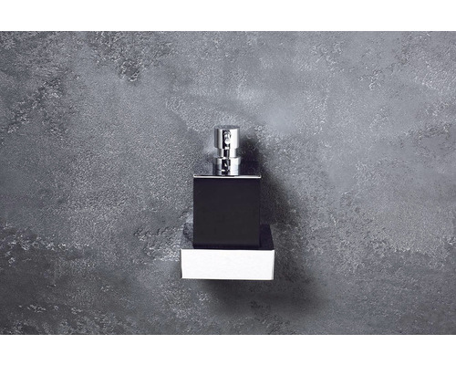 Čierny flakón parfému so strieborným rozprašovačom na bielom obale