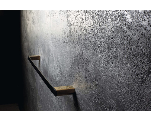 Stena so štruktúrovanou omietkou a kovovým madlom