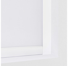 Detail bieleho okenného rámu