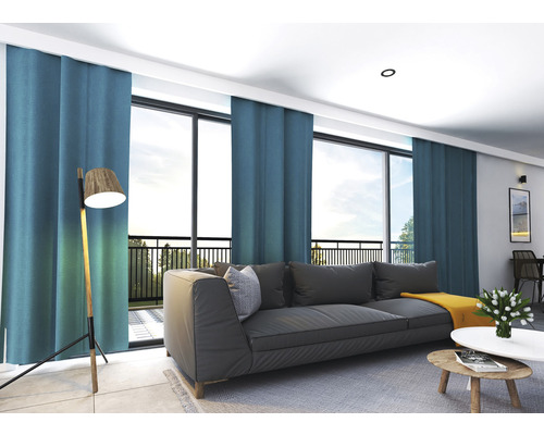 Obývacia izba so závesmi, pohovkou, stojacou lampou a konferenčným stolíkom