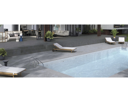 Vonkajší priestor s bazénom a sivými dlaždicami