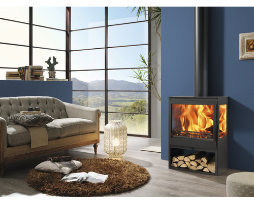 Obývacia izba s krbovými kachľami, pohovkou a veľkým oknom s výhľadom