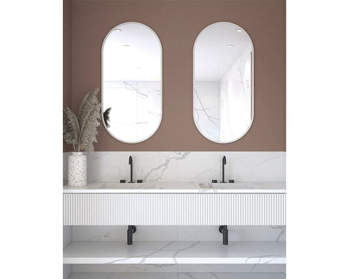 Moderná kúpeľňa s dvojitým umývadlom, dvoma oválnymi zrkadlami a vzhľadom mramoru