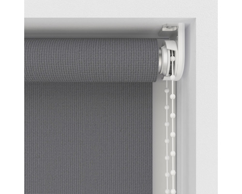 Sivá roleta s retiazkovým pohonom pri okne