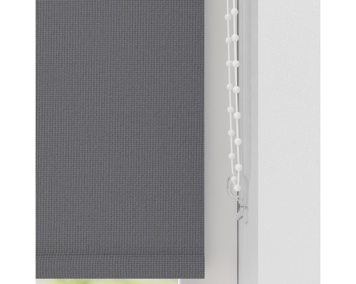 Sivá roleta s ovládacou retiazkou na dekoráciu okien
