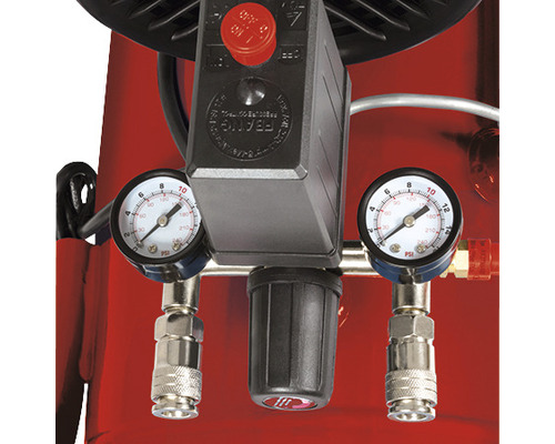 Detail kompresora s manometrami a regulátorom tlaku