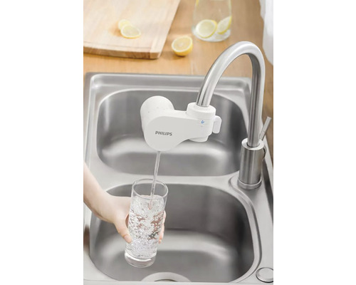 Vodovodný kohútik s nadstavcom vodného filtra Philips plniaci pohár vody v umývadle