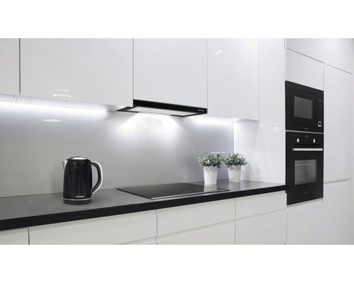 Moderná kuchyňa s varnou kanvicou, varnou doskou, digestorom, mikrovlnnou rúrou a rúrou na pečenie