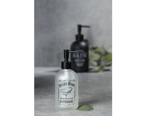 Dávkovač mydla s nápisom do kúpeľne