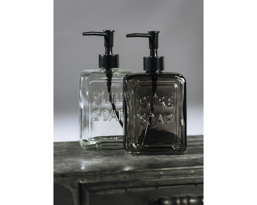 Dva dávkovače mydla s nápisom ''Pure Soap'' a čiernym čerpadlom