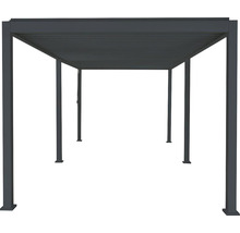 Pergola s lamelovou strechou na tienenie v záhrade