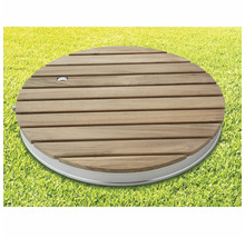 Okrúhly drevený kryt bazéna s kovovým lemom