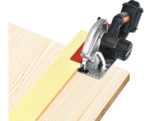 Akumulátorová okružná píla reže drevenú dosku
