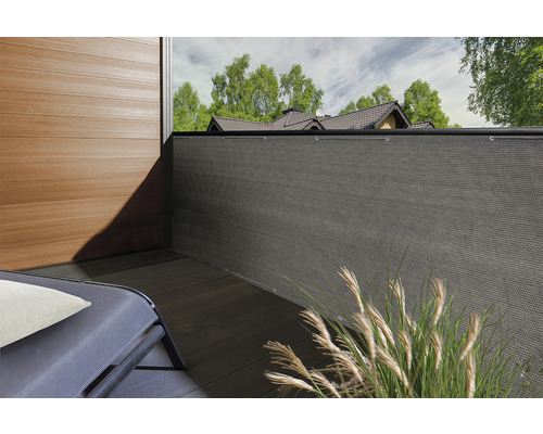 Balkón s ochrannou stenou súkromia, terasovými doskami a ležadlom