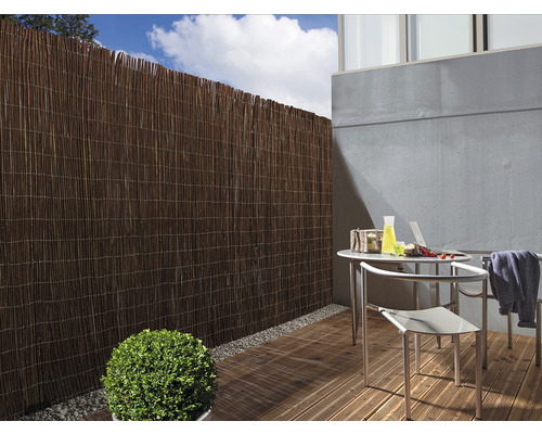 Trstinový plot na terase so stolom a stoličkami